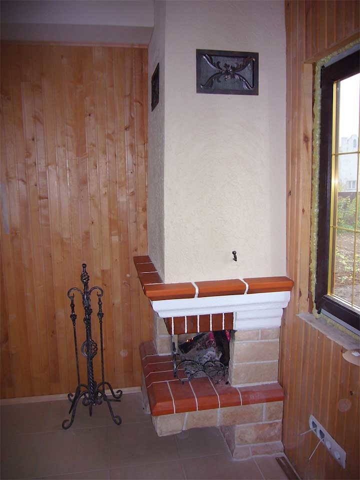 壁炉和火炉在一个木房子和浴 - 照片