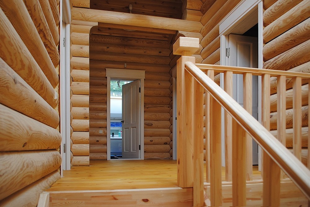 木制的乡间别墅由原木制成，购买完成的项目