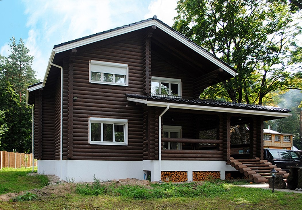木制的乡间别墅由原木制成，购买完成的项目