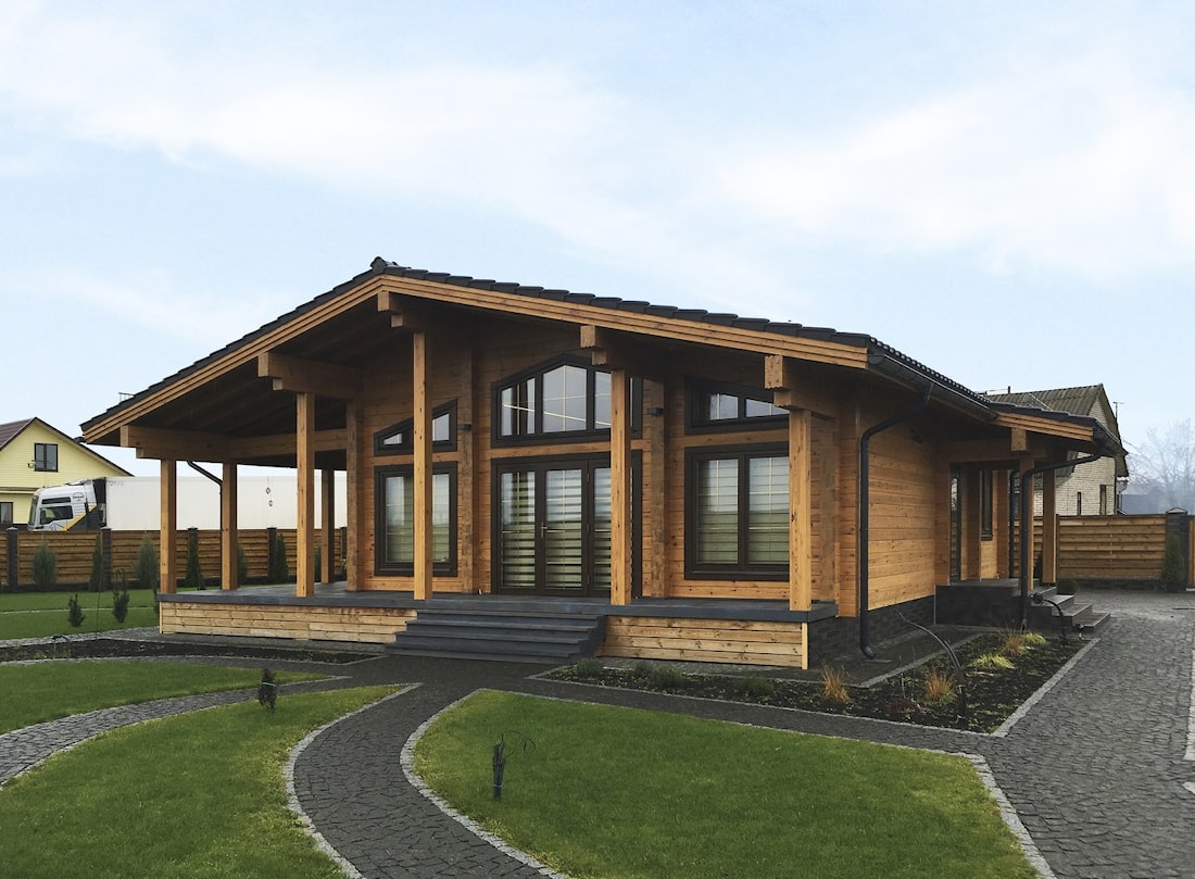 根据标准设计，房屋采用异形胶合木材制成