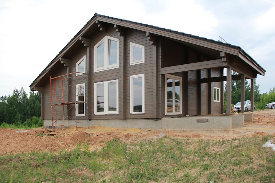 在三周内用胶合木材建造木制房屋“巧克力”  