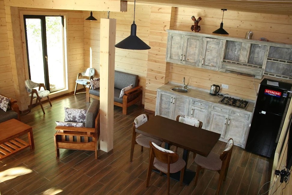 एक लकड़ी के घर के अंदर, रसोई