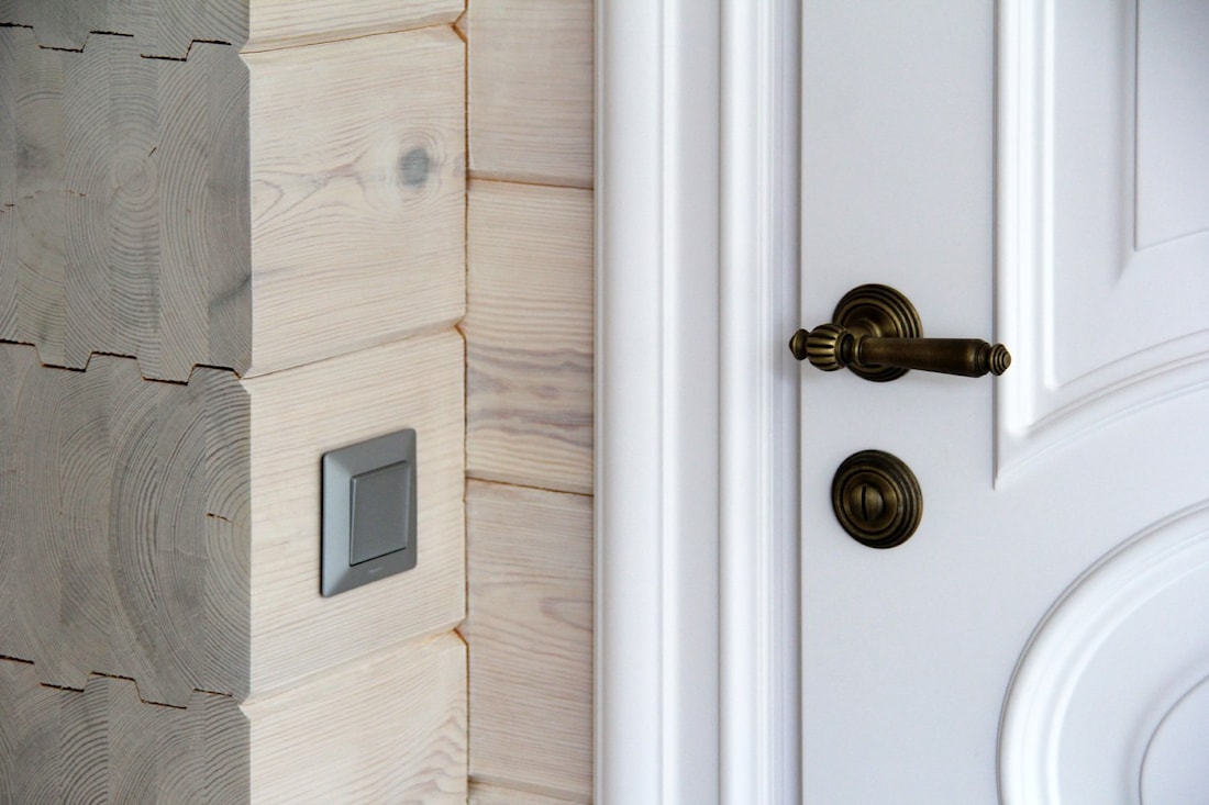 Casa de madera gris de chapa de madera laminada con dos dormitorios, proyecto "Salud"