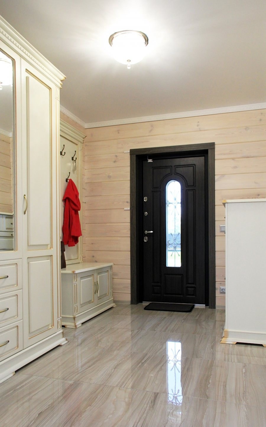 Casa de madera gris de chapa de madera laminada con dos dormitorios, proyecto "Salud"