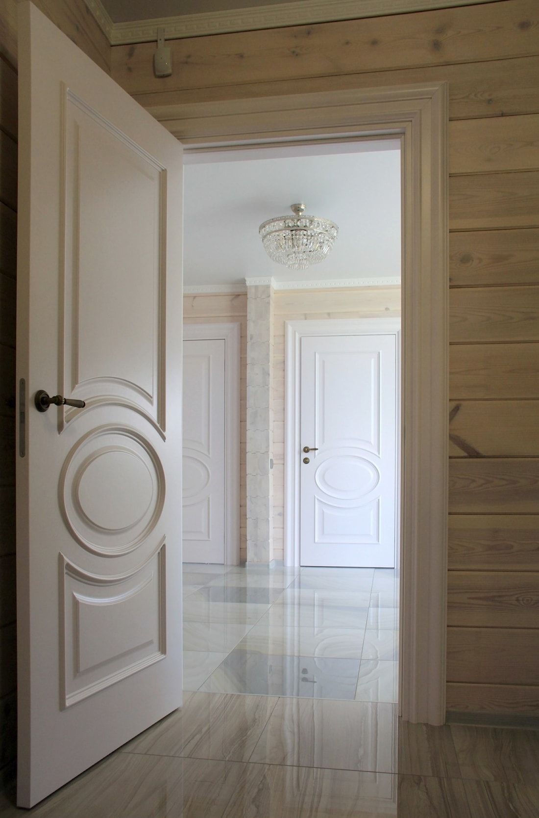 Casa de madera gris de chapa de madera laminada con dos dormitorios, proyecto "Salud"