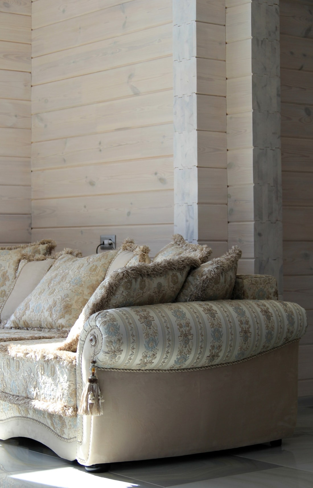 Casa de madera gris de chapa de madera laminada con dos dormitorios, proyecto "Salud"
