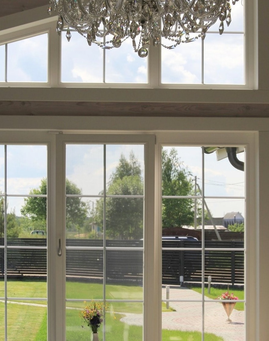 Casa de madera gris de chapa de madera laminada con dos dormitorios, proyecto "Salud"