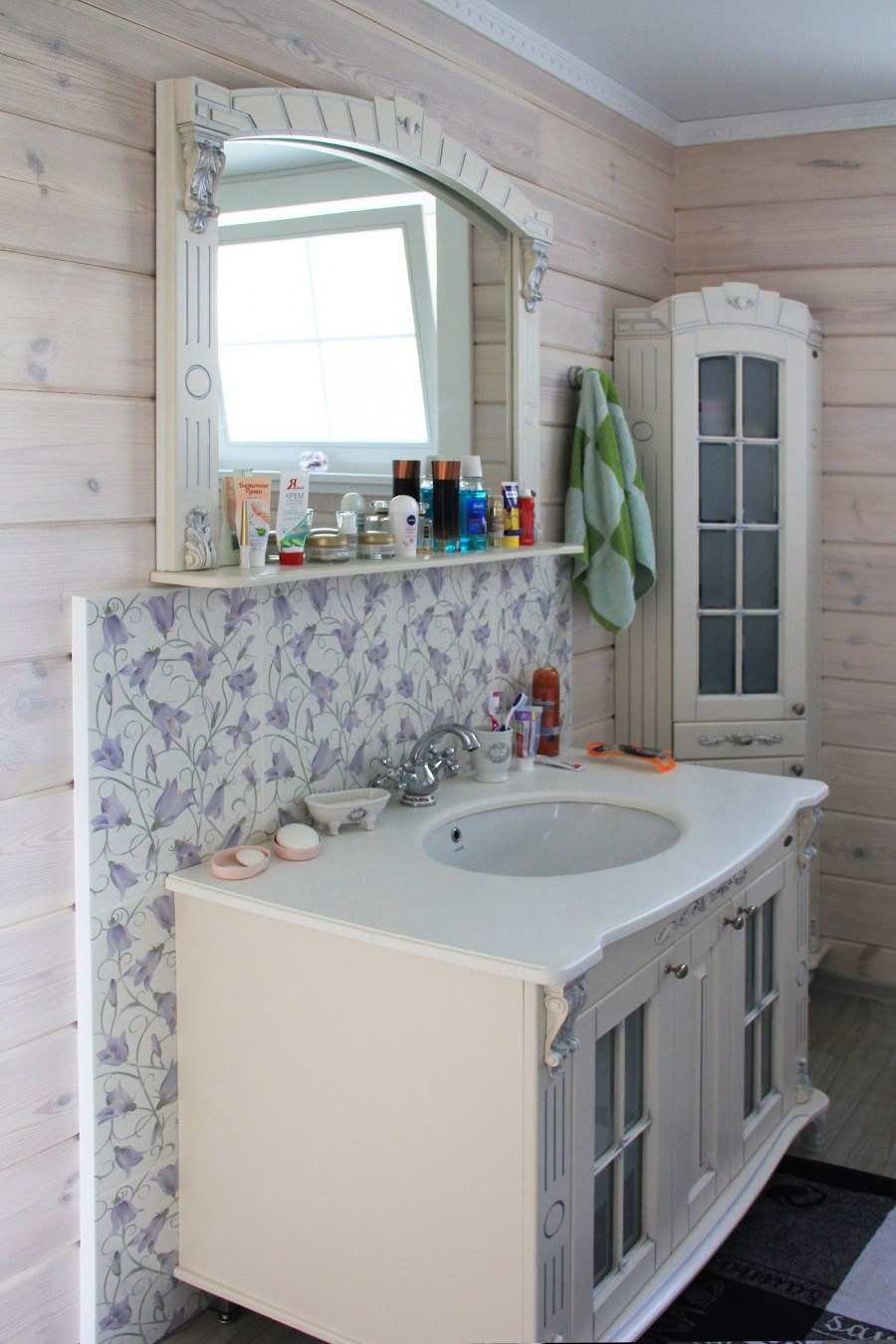 Casa de madera gris de chapa de madera laminada con dos dormitorios, proyecto "Salud"