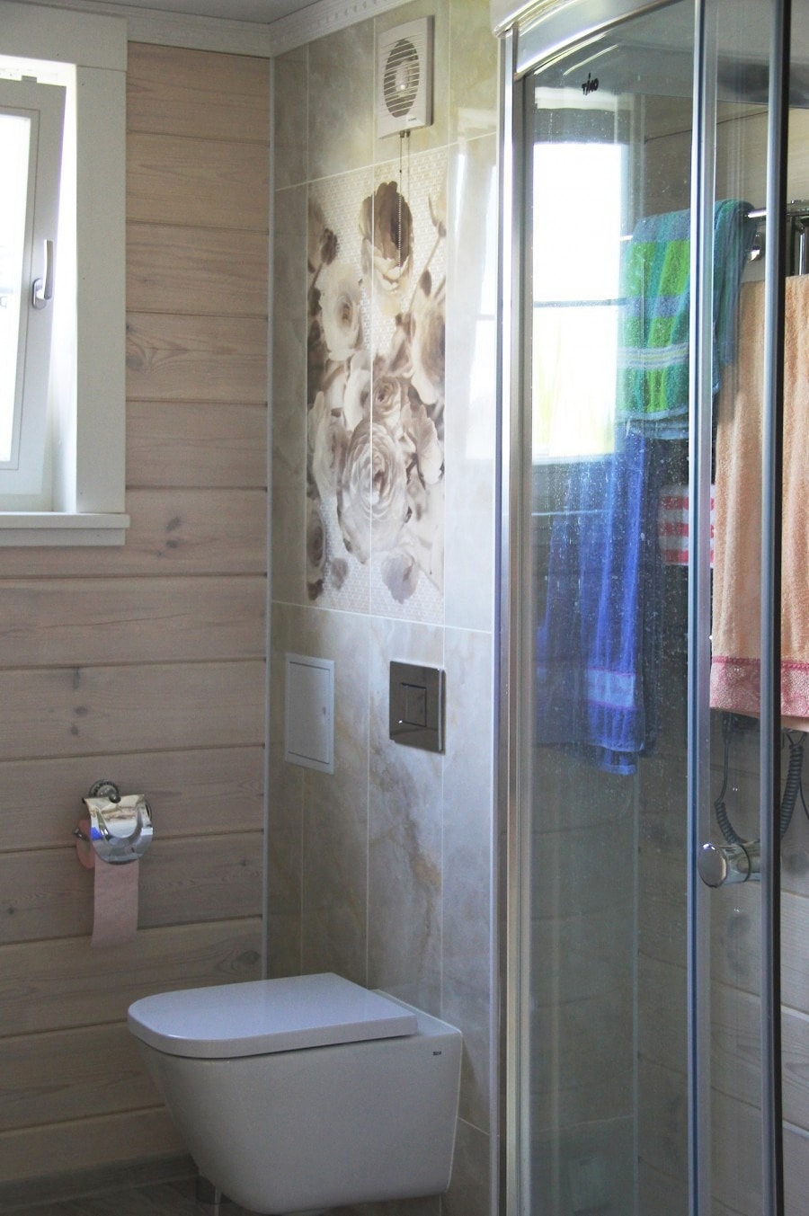 Casa de madera gris de chapa de madera laminada con dos dormitorios, proyecto "Salud"