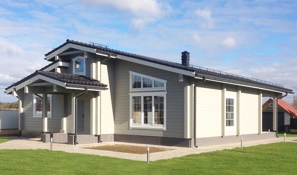 Casa de madera gris de chapa de madera laminada con dos dormitorios, proyecto "Salud"