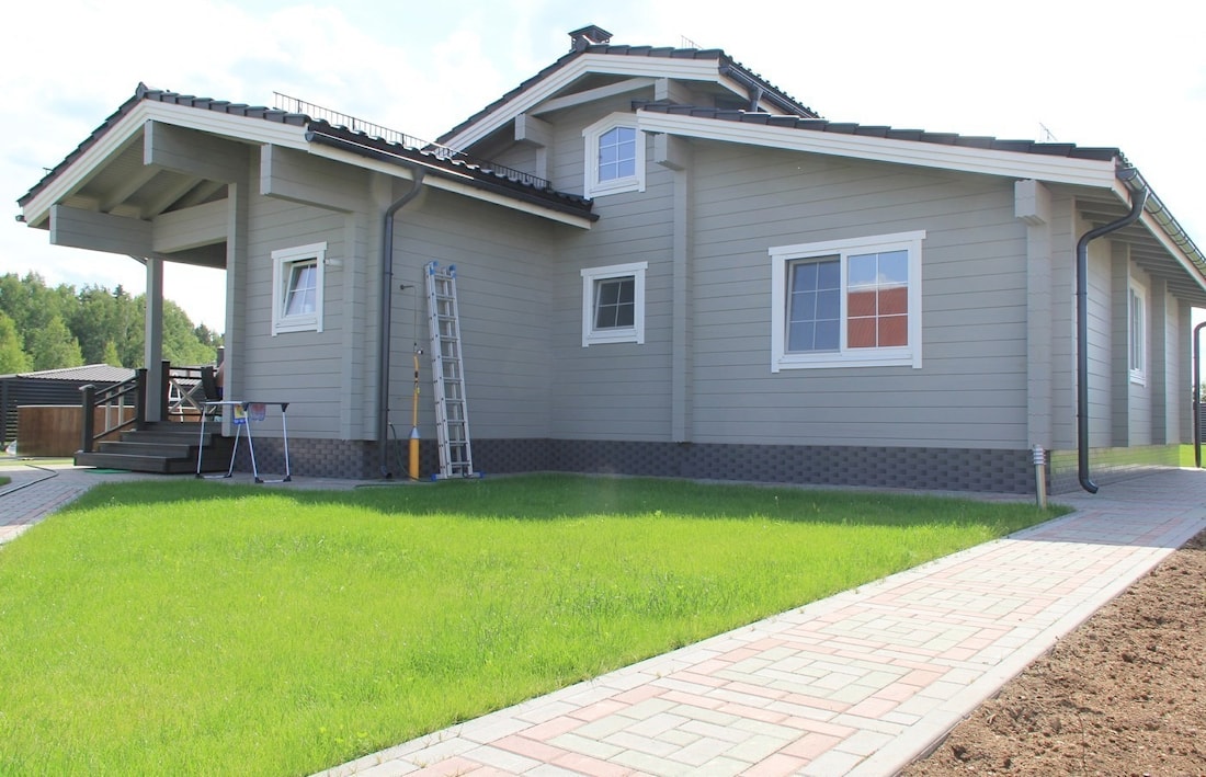 Casa de madera gris de chapa de madera laminada con dos dormitorios, proyecto "Salud"