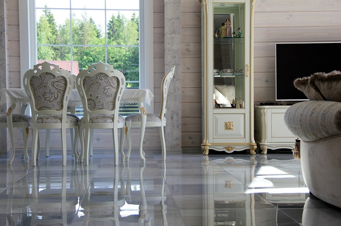 Casa de madera gris de chapa de madera laminada con dos dormitorios, proyecto "Salud"