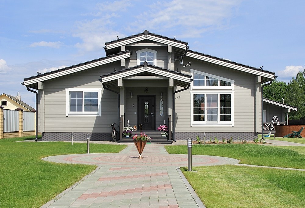 Grå trehus laget av laminert finertømmer med to soverom, prosjekt "Health"