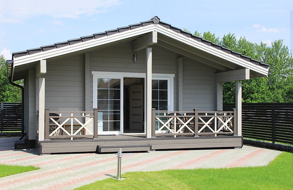 Grå trehus laget av laminert finertømmer med to soverom, prosjekt "Health"