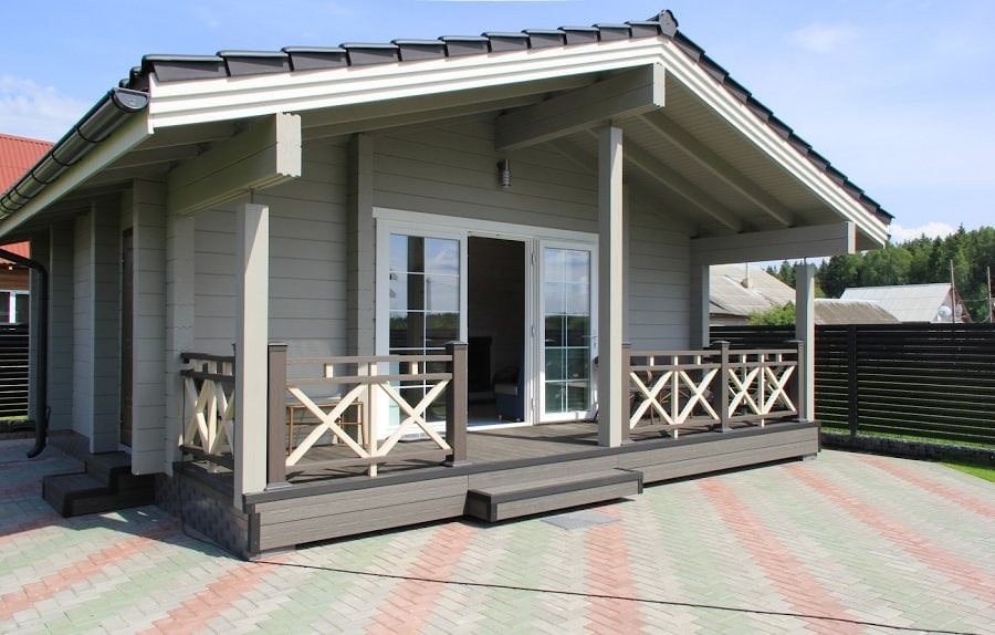 Grå trehus laget av laminert finertømmer med to soverom, prosjekt "Health"