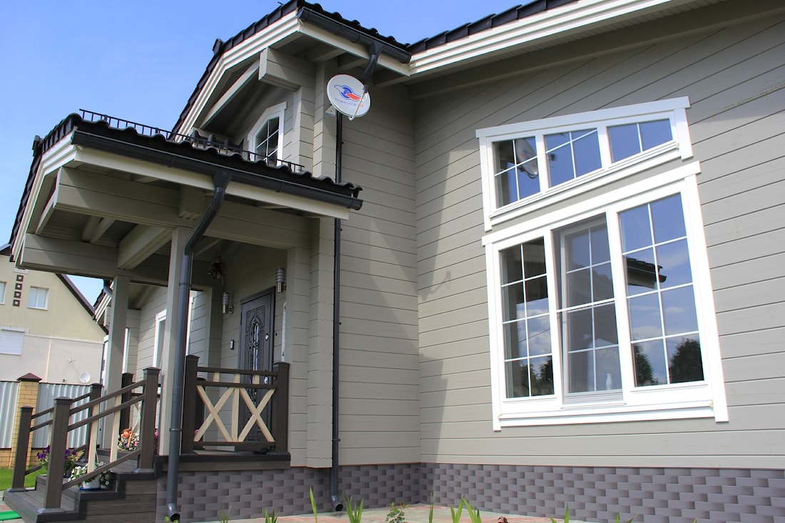 Grå trehus laget av laminert finertømmer med to soverom, prosjekt "Health"