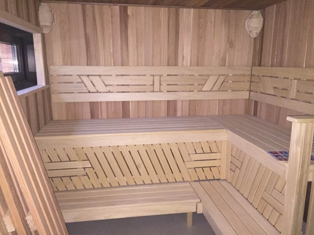 Casa con sauna de madera perfilada encolada.
