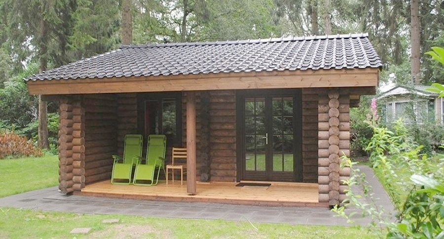 Casa de madera hecha de troncos redondeados de humedad natural.