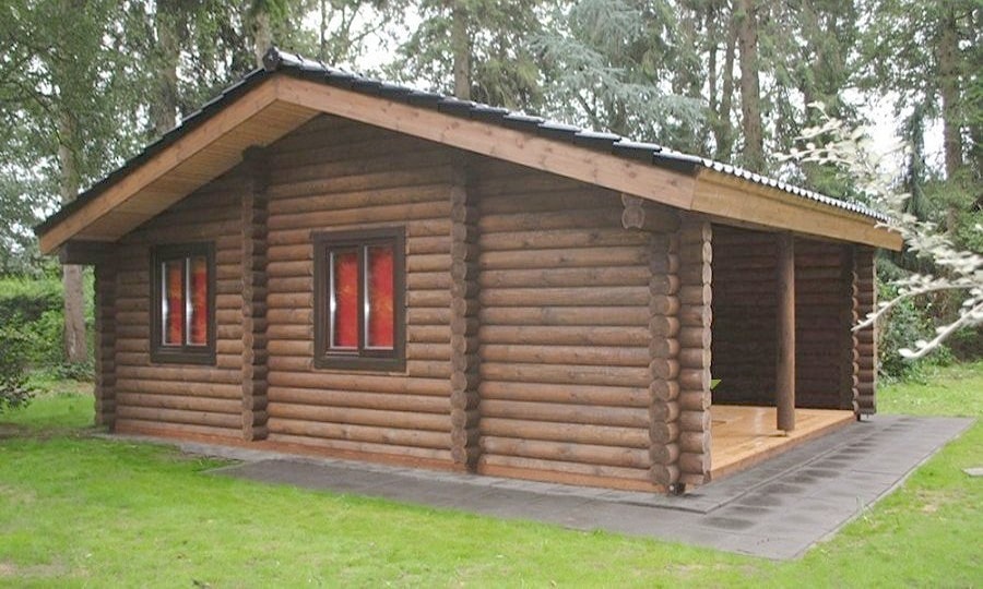 Casa de madera hecha de troncos redondeados de humedad natural.