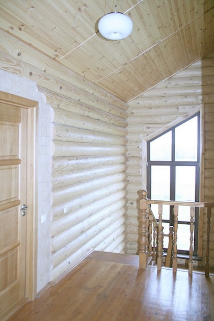 Casa de madera de troncos redondeados