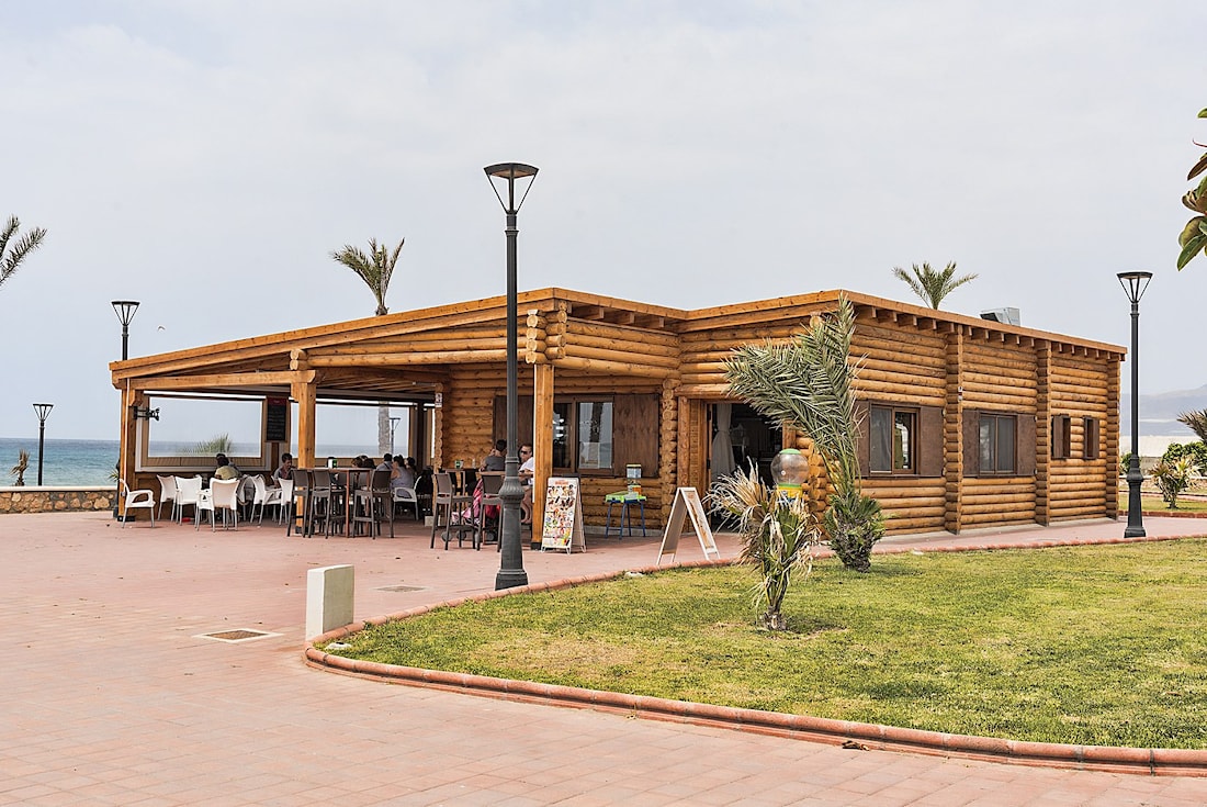 Ресторан из дерева с плоской кровлей, построенный нашей компанией в Испании: