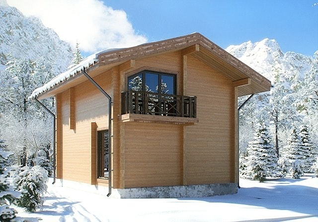 Maison en bois en plein hiver