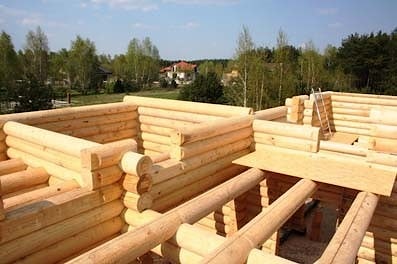 Photo reportage: construction maison en rondin l’humidité naturelle, Pologne