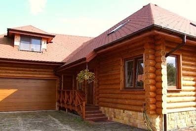 La construction d'une charmante maison en bois près de Varsovie en Pologne