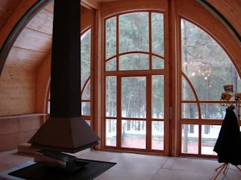 La construction d'une charmante maison en bois près de Varsovie en Pologne