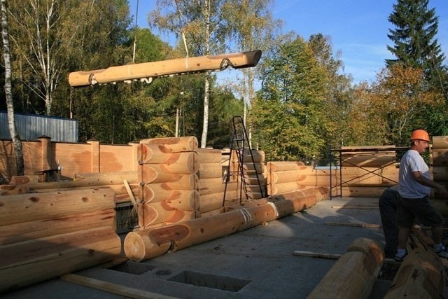Construction de maisons en bois manuellement avec du cèdre rouge canadien