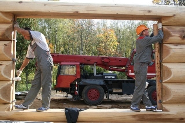 Construction de maisons en bois manuellement avec du cèdre rouge canadien