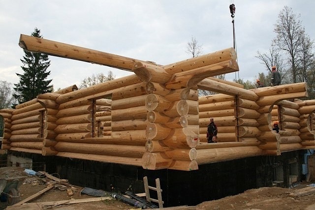Construction de maisons en bois manuellement avec du cèdre rouge canadien