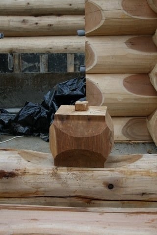 Construction de maisons en bois manuellement avec du cèdre rouge canadien