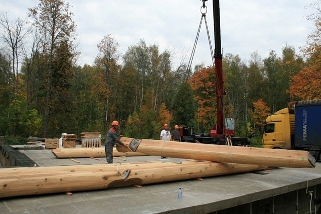 Construction de maisons en bois manuellement avec du cèdre rouge canadien