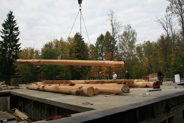 Construction de maisons en bois manuellement avec du cèdre rouge canadien
