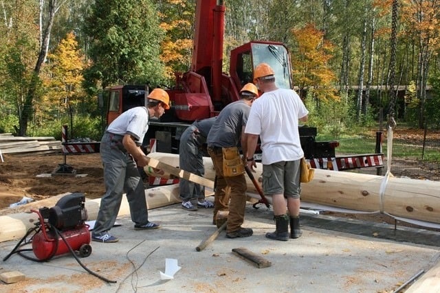 Construction de maisons en bois manuellement avec du cèdre rouge canadien