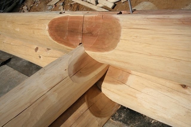 Construction de maisons en bois manuellement avec du cèdre rouge canadien