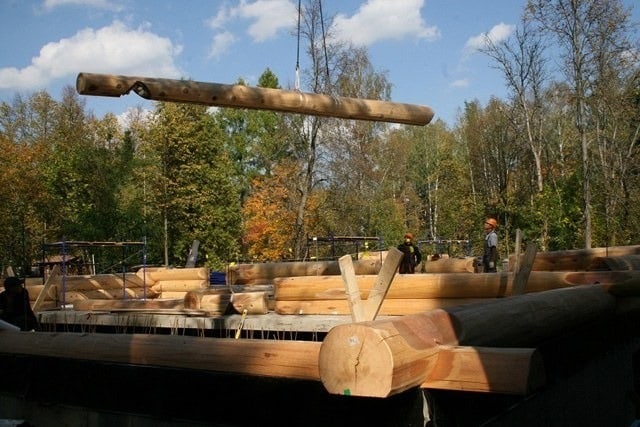 Construction de maisons en bois manuellement avec du cèdre rouge canadien