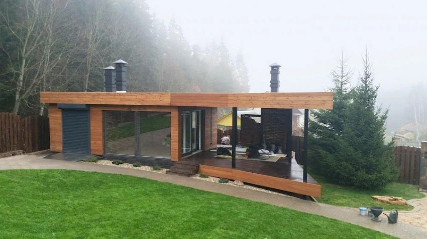 Maison en bois avec un toit plat  