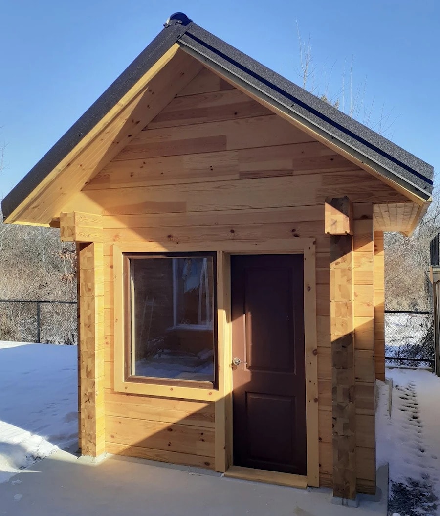 Un pequeño baño de madera: comodidad y confort, proyecto "Idea"   