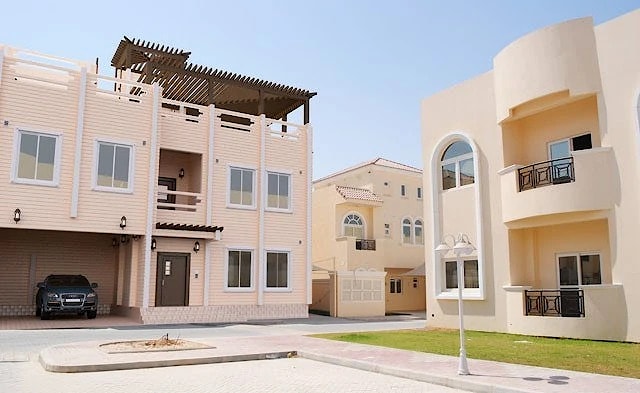 منزل خشبي من ثلاثة طوابق على البحر في الدوحة مع سقف مسطح  