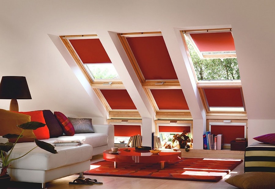 在一个木制房子的阁楼上的Velux窗户的百叶窗 - 在明斯克的价格