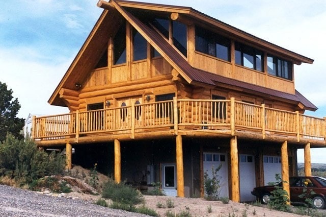 一个木制的房子，手动采伐车库（圆木，干原木，胶合木材）。 “143号房屋”项目 - 总面积143平方米  