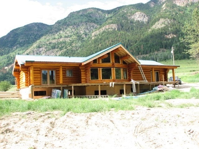 一层木屋由山上的原木制成。项目“房子193” -  193平方米  