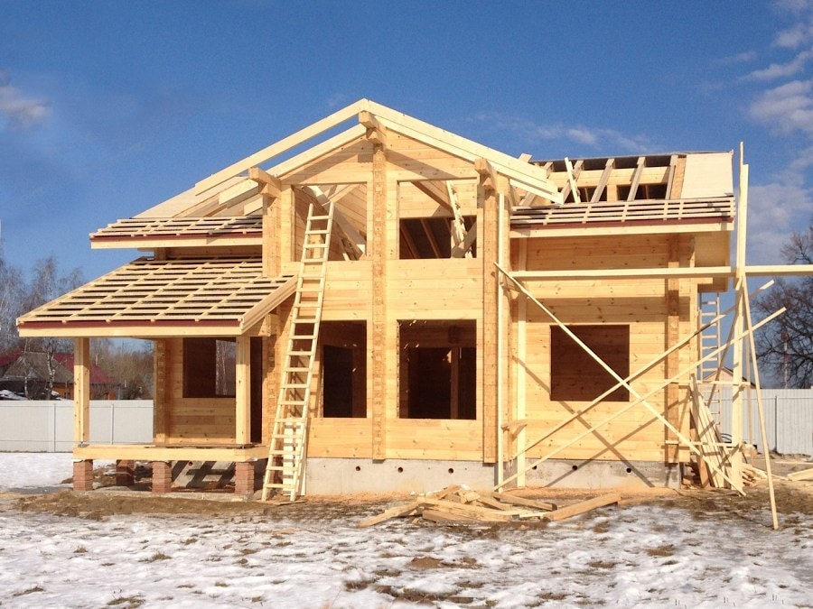 木制双层房屋的异形木材，项目“小太阳” - 总面积172平方米  