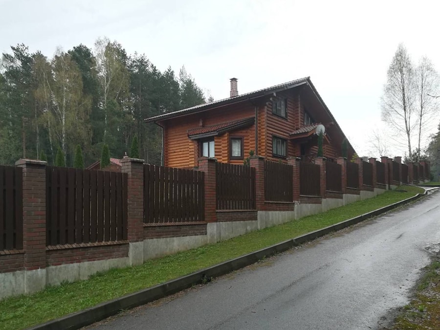 木制房屋的圆形日志为220平方米,项目“Adelweiss”与斜坡基础 - 价格根据要求设置