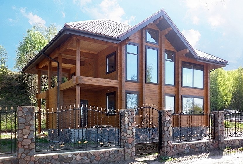 被描出的木材木房子。项目“俄罗斯小树林”