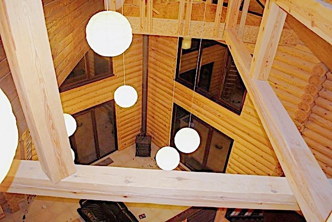 烟囱在一个木房子里