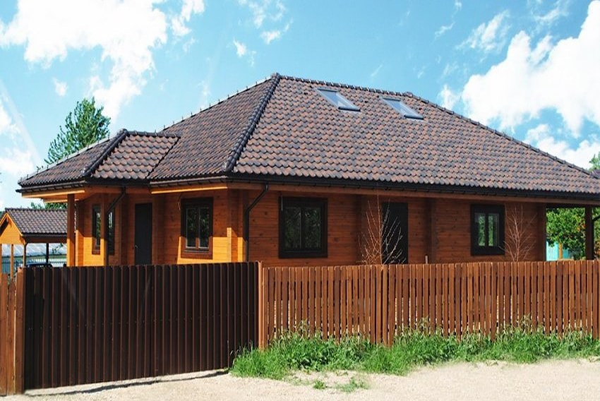चिपके लिबास के साथ लकड़ी से बना घर. घर एक मंजिल "एक परिवार" 179 m2  