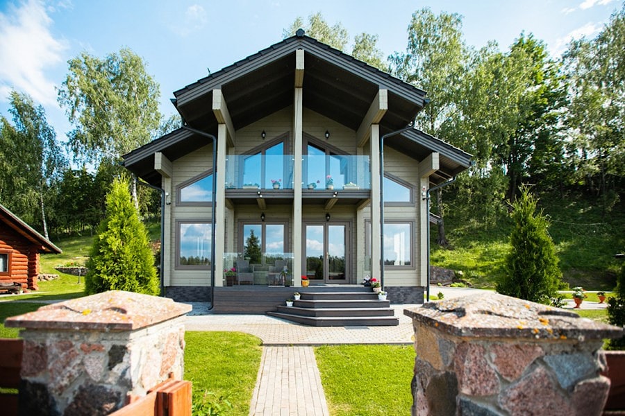 Casa de troncos con terraza y calefacción con estufa, bomba de calor, suelo radiante y zócalo, "Faro" 144 m²  